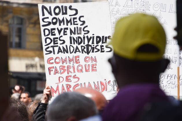 Coronavirus in Frankreich, Protest gegen Gesundheitspass in Marseille July 14, 2021, Marseille, France: A protester holds a placard during the demonstration against the health pass in Marseille. Marseille France - ZUMAs197 20210714_zaa_s197_077 Copyright: xGerardxBottinox