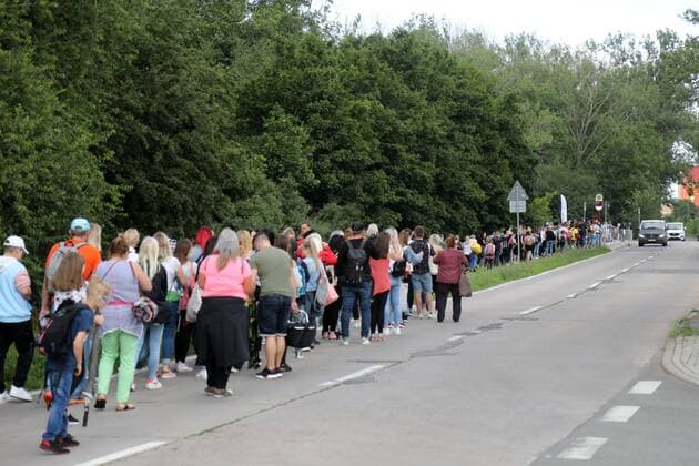Pietro Lombardi Erfurt 14 07 2021 , Erfurt, Zoopark, Festwiese, picnic concert of Pietro Lombardi in the picture many visitors of the concert stand in a queue in front of the Zoopark to get admission