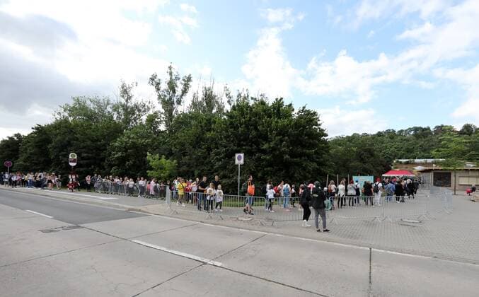 Pietro Lombardi Erfurt 14 07 2021 , Erfurt, Zoopark, Festwiese, picnic concert of Pietro Lombardi in the picture many visitors of the concert stand in a queue in front of the Zoopark to get admission