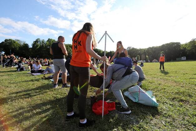 Pietro Lombardi Erfurt 14 07 2021 , Erfurt, Zoopark, Festwiese, picnic concert of Pietro Lombardi in the picture Employees measure the distance between the picnic blankets, so that the distance of 1.5 meters is maintained