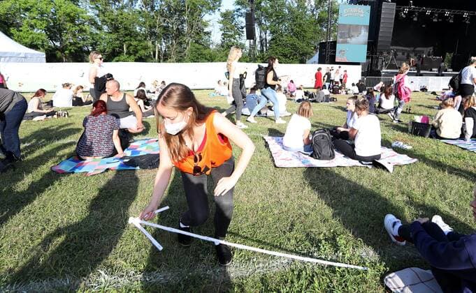 Pietro Lombardi Erfurt 14 07 2021 , Erfurt, Zoopark, Festwiese, picnic concert of Pietro Lombardi in the picture Employees measure the distance between the picnic blankets, so that the distance of 1.5 meters is maintained