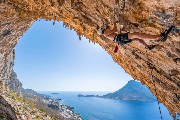  IMAGO Creative: Sport Dichotomien - Land und Wasser  Grande Grotta, Sektor Armeos, Kletterer im Vorstieg, Sport-Klettern, Kalymnos, Dodekanes, Griechenland, Europa *** Grande Grotta, Armeos sector, lead climbing, sport climbing, Kalymnos, Dodecanese, Greece, Europe Copyright: imageBROKER/MoritzxWolf ibxmmw06958114.jpg
