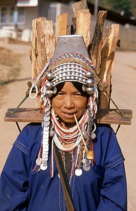 IMAGO Cultures of the world, Akha Volk in Laos The Akha are a hill tribe of subsistence farmers known for their artistry. The ethnic group may have originated in Mongolia around 1500 years ago. Most of the remaining Akha people are now distributed in small villages among the mountains of China, Laos, Myanmar (Burma), and northern Thailand, where they are one of the six main hill tribes.<br ><br > The Akha began arriving in Thailand in the early twentieth century and continue to immigrate, with some 80,000 now living in Thailand s northern provinces of Chiang Rai and Chiang Mai at high altitudes. They speak Akha, a language in the Loloish (Yi) branch of the Tibeto-Burman family. Thailand: Pipe-smoking Akha woman, Doi Mae Salong s (Santikhiri) early morning market, Chiang Rai Province xCPAxMediaxCo.xLtd.x Copyright: xDavidxHenleyx