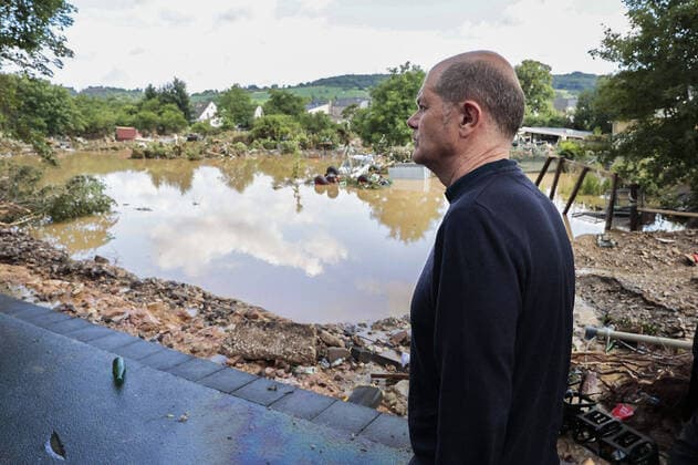 Olaf Scholz, candidate for chancellor of the SPD, recorded during a joint visit to the flood area in Bad Neuenahr Ahrweiler, 15 07 2021 After heavy rainfall, several localities in Rhineland-Palatinate as well as North Rhine-Westphalia are affected by flooding The number of fatalities currently rises to 42 Bad Neuenahr Ahrweiler Germany Copyright: xUtexGrabowsky photothek.dex