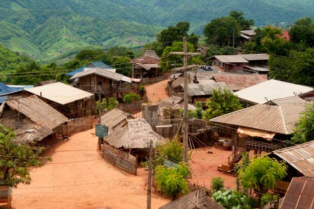 IMAGO Cultures of the world, Akha Volk in Laos The Akha are a hill tribe of subsistence farmers known for their artistry. The ethnic group may have originated in Mongolia around 1500 years ago. Most of the remaining Akha people are now distributed in small villages among the mountains of China, Laos, Myanmar (Burma), and northern Thailand, where they are one of the six main hill tribes. The Akha began arriving in Thailand in the early 20th century and continue to immigrate, with some 80,000 now living in Thailand s northern provinces of Chiang Rai and Chiang Mai at high altitudes. They speak Akha, a language in the Loloish (Yi) branch of the Tibeto-Burman family. Thailand: Traditional Akha housing, Ban Huai Kee Lek, Chiang Rai Province, Northern Thailand xCPAxMediaxCo.xLtd.x Copyright: xDavidxHenleyx