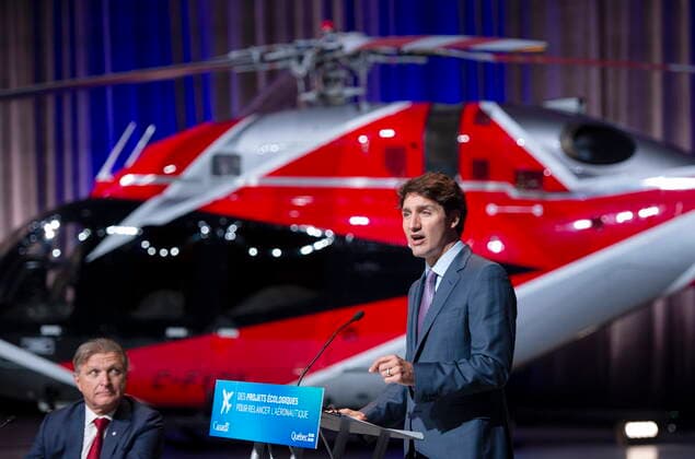 Kanada, Justin Trudeau und Premierminister Francois Legault verkünden Luft- und Raumfahrt Programm July 15, 2021, Montreal, QC, Canada: Prime Minister Justin Trudeau makes an aerospace economic announcement as President and Chief Executive Officer of CAE Inc. Marc Parent looks on, Thursday, July 15, 2021 in Montreal. Montreal Canada  - ZUMAc35_ 20210715_zaf_c35_011 Copyright: xRyanxRemiorzx