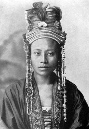 IMAGO Cultures of the world, Akha Volk in Laos Known to the central Siamese as the Lao States at the turn of the 20th century, the northern region of what is now Thailand was an independent region known as the Lanna kingdom. The main city, Chiang Mai, was built in 1296 by King Mengrai. The city was abandoned in 1776 91 due to Burmese invasions, but became an acknowledged part of Siam around the same time. The north was linked to Bangkok only by river, a journey which could take some six months, until in 1922, a railway was completed which connected Bangkok and Chiang Mai. Thailand: A woman of northern Thailand in traditional costume, c. 1900 xSupplier:xCPAxMediaxCo.xLtd.x Copyright: xx