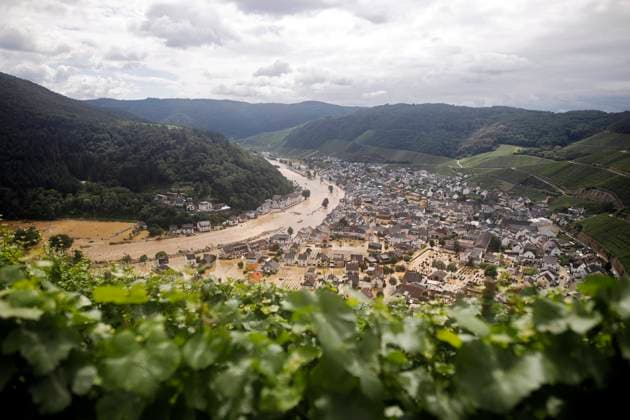 News Bilder des Tages In der Eifel haben heftige Regenfälle und Dauerregen für Überschwemmungen und Überflutungen gesorgt. Im Ahrtal trat der Fluss vielerorts über die Ufer und überschwemmte nicht nur Keller sondern ganze Ortschaften. Im Bild der Ort Dernau, der beinahe komplett von den Wassermassen geflutet wurde. Viele Menschen verloren alles. Dernau, 15.07.2021 *** In the Eifel heavy rains and continuous rain caused floods and inundations In the Ahr valley the river overflowed its banks in many places and flooded not only cellars but also whole villages In the picture the village Dernau, which was almost completely flooded by the water masses Many people lost everything Dernau, 15 07 2021 Foto:xC.xHardtx xFuturexImage