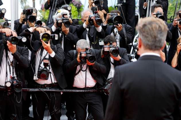 Benjamin Biolay with photographers at the premiere of the feature film France at the Festival de Cannes 2021 74 Cannes International Film Festival at the Palais des Festivals Cannes, 15 07 2021 Foto:xD.xBedrosianx xFuturexImage