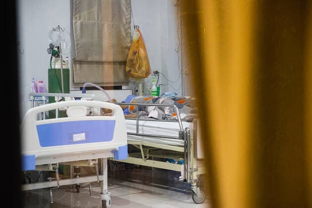 July 15, 2021, Bangkok, Thailand: COVID-19 bedridden patient attached by a High-Flow Nasal Cannula from Zendai volunteer group at a nursing home in Bang Waek district, Bangkok..After being locked down and curfew measures in Bangkok COVID-19 patients have a hard time to access medical care amidst Thai healthcare system with bed shortages in hospitals. Zendai volunteer group is one of many groups who are working to help COVID-19 patients to find beds in hospitals and supporting healthcare for COVID-19 patients who stuck at home. Bangkok Thailand - ZUMAs197 20210715_zaa_s197_080 Copyright: xVaruthxPongsapipattx