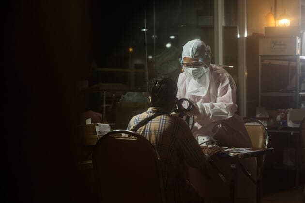 July 15, 2021, Bangkok, Thailand: A health worker seen talking to a COVID-19 patient in front of the hospital (Hotel that coordinate with hospital for lighten the load of bed shortages) .After being locked down and curfew measures in Bangkok COVID-19 patients have a hard time to access medical care amidst Thai healthcare system with bed shortages in hospitals. Zendai volunteer group is one of many groups who are working to help COVID-19 patients to find beds in hospitals and supporting healthcare for COVID-19 patients who stuck at home. Bangkok Thailand - ZUMAs197 20210715_zaa_s197_085 Copyright: xVaruthxPongsapipattx