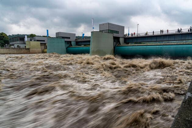 IMAGO Nature: Unsere Erde, Klimawandel, Überschwemmungen News Bilder des Tages Wehr des Baldeneysee in Essen, die Wassermassen tosen durch die geöffneten Stauwehre, Hochwasser an der Ruhr, nach langen heftigen Regenfällen trat der Fluss aus dem Bett und überschwemmte die Landschaft und Ortschaften, der höchste Pegelstand, der je gemessen wurde, NRW, Deutschland Ruhr Hochwasser *** Weir of the Baldeneysee in Essen, the water masses roar through the opened weirs, high water at the Ruhr, after long heavy rainfalls the river came out of the bed and flooded the landscape and villages, the highest water level ever measured, NRW, Germany Ruhr floods