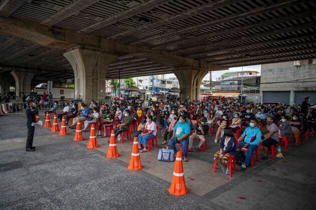 News Bilder des Tages July 16, 2021, Bangkok, Thailand: Throughout Bangkok the numerous sites set up by the Thai government to offer Covid -19 testing and vaccinations have been working nonstop, drawing large numbers of people seeking medical services. This testing site in Bangkok s Bang Phlat district has a daily capacity of 1000 people. Thailand s daily infection and death figures have been reaching all time highs in July as the nation continues to fight the pandemic. Thailand - ZUMAt128 20210716_zap_t128_006 Copyright: xAdryelxTalamantesx
