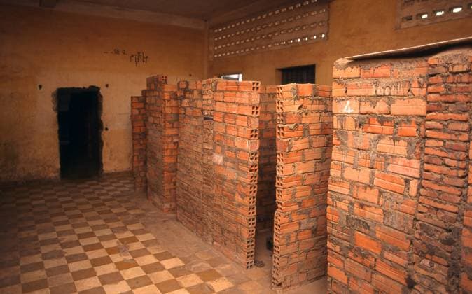 The Tuol Sleng Genocide Museum is a museum in Phnom Penh, the capital of Cambodia. The site is a former high school which was used as the notorious Security Prison 21 (S-21) by the Khmer Rouge communist regime from its rise to power in 1975 to its fall in 1979. Tuol Sleng means Hill of the Poisonous Trees or Strychnine Hill . Cambodia: Prisoners cells in the Khmer Rouge Security Prison S-21 (S-21), now the Tuol Sleng Museum of Genocidal Crime, Phnom Penh (1998) xCPAxMediaxCo.xLtd.x Copyright: xDavidxHenleyx