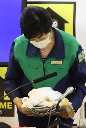 July 16, 2021, Tokyo, Japan - Tokyo Governor Yuriko Koike bows her head as she leaves a press conference at the Tokyo Metropolitan Government office in Tokyo on Friday, July 16, 2021. 1271 people were infected with the new coronavirus in Tokyo on July 16, one week before the opening of the Tokyo 2020 Olympic Games.  (164766698)