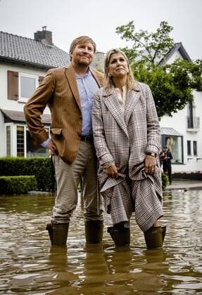Bilder des Jahres 2021, Entertainment 07 Juli Entertainment Themen der Woche KW28 VALKENBURG - King Willem-Alexander and Queen Maxima are examining the damage caused by the storm in Valkenburg in recent days. In South Limburg, problems have arisen in many places due to the heavy rainfall and high water levels. ANP ROYAL IMAGES SEM VAN DER WAL *** VALKENBURG King Willem Alexander and Queen Maxima are examining the damage caused by the storm in Valkenburg in recent days In South Limburg, problems have arisen in many places due to the heavy rainfall and high water levels ANP ROYAL IMAGES SEM VAN DER WAL  Copyright: xHollandsexHoogtex xxANPx x433962891x