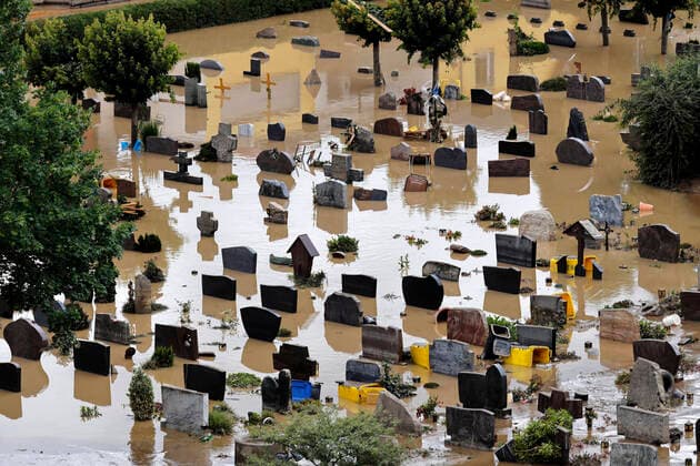 IMAGO Nature: Unsere Erde, Klimawandel, Überschwemmungen News Themen der Woche KW28 In der Eifel haben heftige Regenfälle und Dauerregen für Überschwemmungen und Überflutungen gesorgt. Im Ahrtal trat der Fluss vielerorts über die Ufer und überschwemmte nicht nur Keller sondern ganze Ortschaften. Im Bild der Friedhof im Ort Dernau (Landkreis Ahrweiler), der beinahe komplett von den Wassermassen geflutet wurde. Viele Menschen verloren alles. Dernau, 15.07.2021 *** In the Eifel heavy rains and continuous rain have caused floods and inundations In the Ahr valley the river overflowed its banks in many places and flooded not only cellars but also whole villages In the picture the cemetery in the village Dernau district Ahrweiler , which was almost completely flooded by the water masses Many people lost everything Dernau, 1 Foto:xC.xHardtx xFuturexImage