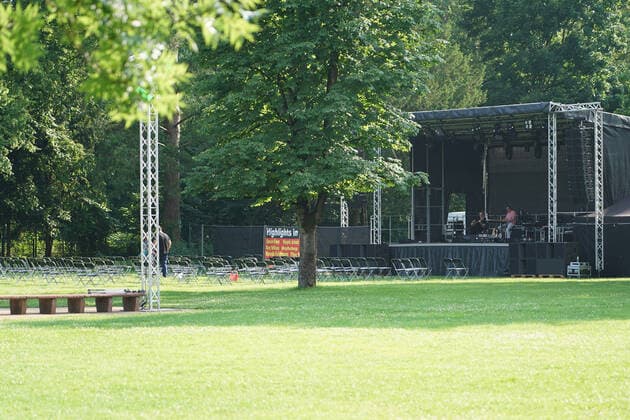Musician Purple Schulz performs at the Waldschwimmbad Mörfelden and is at the soundcheck in front of empty chairs Mörfelden Walldorf 16 07 2021 Concert Purple Schulz