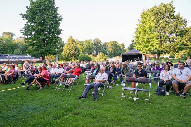 Visitors enjoy the concert, musician Purple Schulz performs at the Waldschwimmbad Mörfelden Mörfelden Walldorf 16 07 2021 Concert Purple Schulz