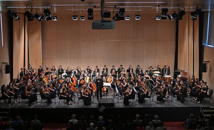 Concert of the UAS UPPERAUSTRIANSINFONIETTA at the Kulturzentrum Mezzo, in Ohlsdorf, as part of the Salzkammergut Festwochen Gmunden, on 16 07 21 The picture shows the youth orchestra with its conductor Peter Aigner 2021 Concert of the UAS UPPERAUSTRIANSINFONIETTA at the Kulturzentrum Mezzo, in Ohlsdorf, as part of the Salzkammergut Festwochen Gmunden, on 16 07 21