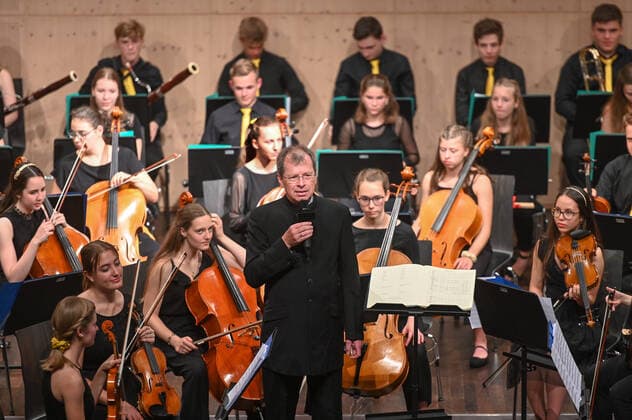 Concert of the UAS UPPERAUSTRIANSINFONIETTA in the cultural centre Mezzo, in Ohlsdorf, in the context of the Salzkammergut Festwochen Gmunden, on 16 07 21 The picture shows a part of the youth orchestra with its conductor Peter Aigner 2021 Concert of the UAS UPPERAUSTRIANSINFONIETTA in the cultural centre Mezzo, in Ohlsdorf, in the context of the Salzkammergut Festwochen