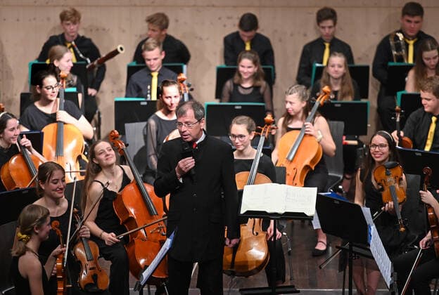 Concert of the UAS UPPERAUSTRIANSINFONIETTA in the cultural centre Mezzo, in Ohlsdorf, in the context of the Salzkammergut Festwochen Gmunden, on 16 07 21 The picture shows a part of the youth orchestra with its conductor Peter Aigner 2021 Concert of the UAS UPPERAUSTRIANSINFONIETTA in the cultural centre Mezzo, in Ohlsdorf, in the context of the Salzkammergut Festwochen