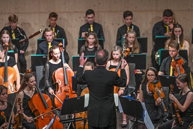 Concert of the UAS UPPERAUSTRIANSINFONIETTA in the cultural centre Mezzo, in Ohlsdorf, in the context of the Salzkammergut Festwochen Gmunden, on 16 07 21 The picture shows a part of the youth orchestra with its conductor Peter Aigner 2021 Concert of the UAS UPPERAUSTRIANSINFONIETTA in the cultural centre Mezzo, in Ohlsdorf, in the context of the Salzkammergut Festwochen