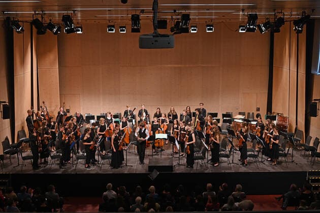 Concert of the UAS UPPERAUSTRIANSINFONIETTA at the Kulturzentrum Mezzo, in Ohlsdorf, as part of the Salzkammergut Festwochen Gmunden, on 16 07 21 The picture shows the youth orchestra with its conductor Peter Aigner 2021 Concert of the UAS UPPERAUSTRIANSINFONIETTA at the Kulturzentrum Mezzo, in Ohlsdorf, as part of the Salzkammergut Festwochen Gmunden, on 16 07 21