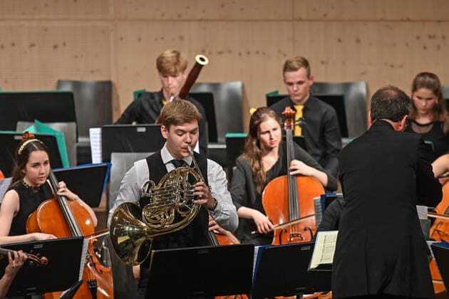 Concert of the UAS UPPERAUSTRIANSINFONIETTA at the Kulturzentrum Mezzo, in Ohlsdorf, as part of the Salzkammergut Festwochen Gmunden, on 16 07 21 The picture shows a part of the youth orchestra with its conductor Peter Aigner and the soloist Maximilian Riefellner on French horn 2021 Concert of the UAS UPPERAUSTRIANSINFONI