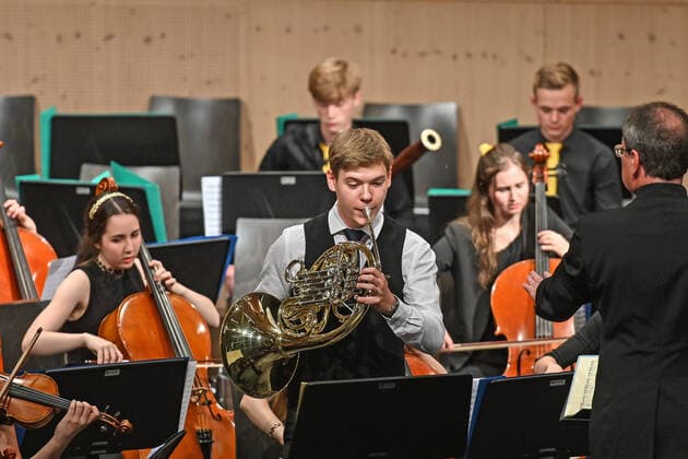 Concert of the UAS UPPERAUSTRIANSINFONIETTA at the Kulturzentrum Mezzo, in Ohlsdorf, as part of the Salzkammergut Festwochen Gmunden, on 16 07 21 The picture shows a part of the youth orchestra with its conductor Peter Aigner and the soloist Maximilian Riefellner on French horn 2021 Concert of the UAS UPPERAUSTRIANSINFONI