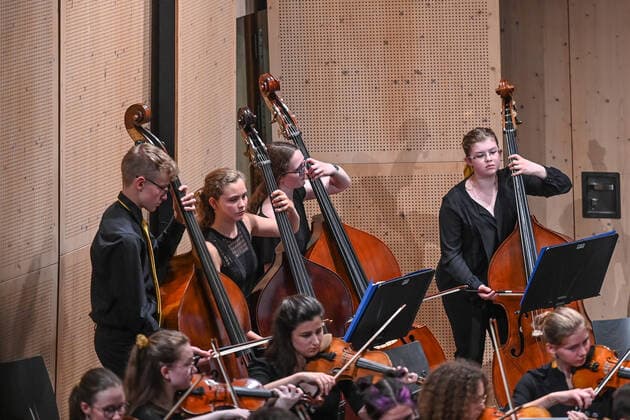 Concert of the UAS UPPERAUSTRIANSINFONIETTA in the cultural centre Mezzo, in Ohlsdorf, in the context of the Salzkammergut Festwochen Gmunden, on 16 07 21 The picture shows a part of the youth orchestra with cellos 2021 Concert of the UAS UPPERAUSTRIANSINFONIETTA in the cultural centre Mezzo, in Ohlsdorf, in the context of the Salzkammergut Festwochen Gmunden, on 16 07 21