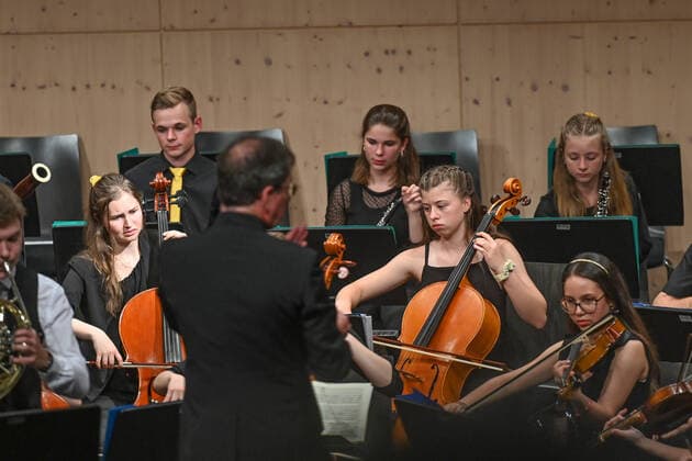 Concert of the UAS UPPERAUSTRIANSINFONIETTA in the cultural centre Mezzo, in Ohlsdorf, in the context of the Salzkammergut Festwochen Gmunden, on 16 07 21 The picture shows a part of the youth orchestra with its conductor Peter Aigner 2021 Concert of the UAS UPPERAUSTRIANSINFONIETTA in the cultural centre Mezzo, in Ohlsdorf, in the context of the Salzkammergut Festwochen