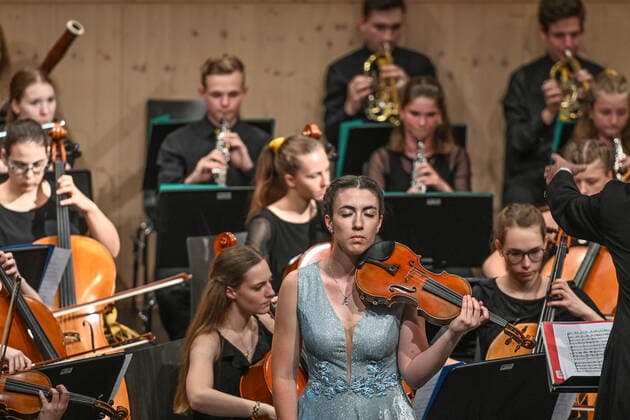 Concert of the UAS UPPERAUSTRIANSINFONIETTA in the cultural center Mezzo, in Ohlsdorf, in the context of the Salzkammergut Festwochen Gmunden, on 16 07 21 The picture shows a part of the youth orchestra with the soloist Victoria Geyrhofer on the violin 2021 Concert of the UAS UPPERAUSTRIANSINFONIETTA in the cultural center Mezzo, in Ohlsdorf, in the contex