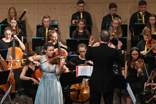 Concert of the UAS UPPERAUSTRIANSINFONIETTA at the Kulturzentrum Mezzo, in Ohlsdorf, as part of the Salzkammergut Festwochen Gmunden, on 16 07 21 The picture shows a part of the youth orchestra with the soloist Victoria Geyrhofer on the violin and the conductor Peter Aigner 2021 Concert of the UAS UPPERAUSTRIANSINFONIETTA at
