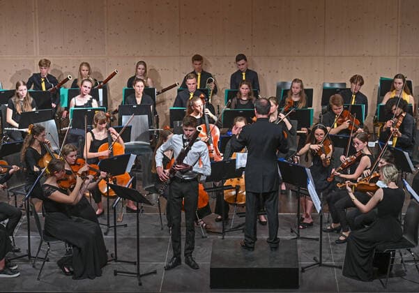 Concert of the UAS UPPERAUSTRIANSINFONIETTA at the Kulturzentrum Mezzo, in Ohlsdorf, as part of the Salzkammergut Festwochen Gmunden, on 16 07 21 The picture shows a part of the youth orchestra with its conductor Peter Aigner and the soloist Matthäus Hauer on bassoon 2021 Concert of the UAS UPPERAUSTRIANSINFONIETTA at the Kulturz