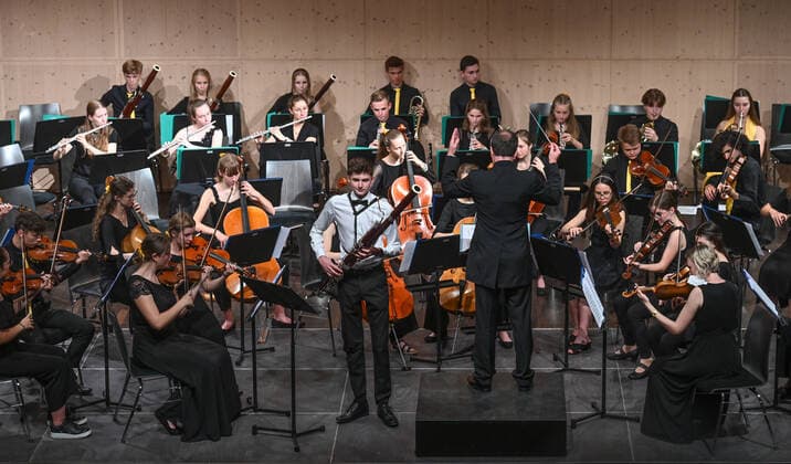 Concert of the UAS UPPERAUSTRIANSINFONIETTA at the Kulturzentrum Mezzo, in Ohlsdorf, as part of the Salzkammergut Festwochen Gmunden, on 16 07 21 The picture shows a part of the youth orchestra with its conductor Peter Aigner and the soloist Matthäus Hauer on bassoon 2021 Concert of the UAS UPPERAUSTRIANSINFONIETTA at the Kulturz
