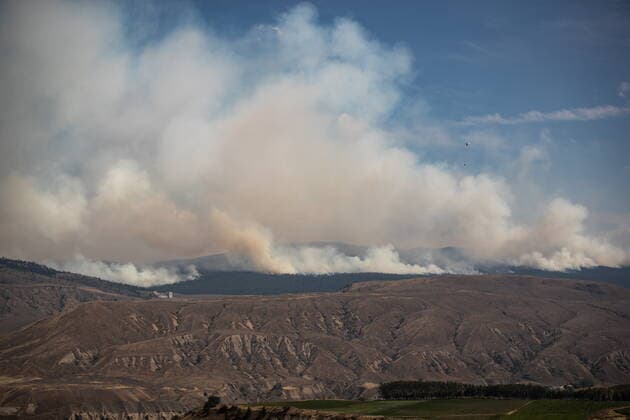 July 16, 2021, Ashcroft, BC, Canada: A helicopter flies over a valley as the Tremont Creek wildfire burns on the mountains above Ashcroft, B.C., on Friday, July 16, 2021. Ashcroft Canada  - ZUMAc35_ 20210716_zaf_c35_091 Copyright: xDarrylxDyckx