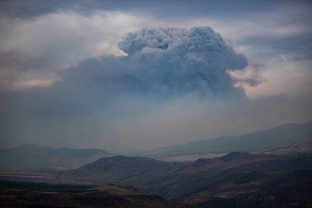 Bilder des Jahres 2021, News 07 Juli News Themen der Woche KW28 News Bilder des Tages July 16, 2021, Ashcroft, BC, Canada: A pyrocumulus cloud, also known as a fire cloud, forms in the sky as the Tremont Creek wildfire burns on the mountains above Ashcroft, B.C., on Friday, July 16, 2021. Ashcroft Canada  - ZUMAc35_ 20210716_zaf_c35_106 Copyright: xDarrylxDyckx
