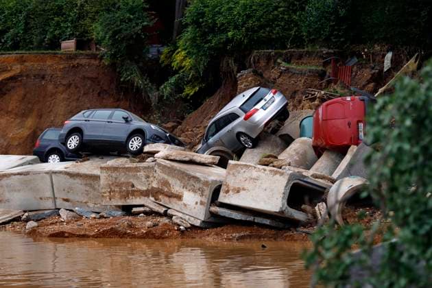 IMAGO Nature: Unsere Erde, Klimawandel, Überschwemmungen News Bilder des Tages In Erftstadt-Blessem (NRW) sind Häuser massiv unterspült worden und einige eingestürzt oder in eine nahe Kiesgrube gestürzt. An deren Rand hatte sich wasserbedingt ein Krater gebildet, der umliegende Felder immer weiter in die Kiesgrube rutschen ließ. Es werden etliche Personen vermisst. Noch mehr Häuser drohen abzurutschen. Der Katastrophenschutz ist vor Ort. Im Bild abgestürzte Autos und Teile umliegender Häuser in Blessem. Blessem, 16.07.2021 *** In Erftstadt Blessem NRW houses have been massively washed out and some have collapsed or fallen into a nearby gravel pit A crater had formed at the edge of the pit due to the water, causing surrounding fields to slide further and further into the gravel pit Several people are missing Ev Foto:xC.xHardtx xFuturexImage