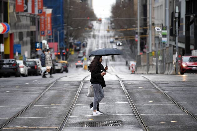 VIC COVID19 LOCKDOWN, People wearing face masks are seen crossing a road in Melbourne, Saturday, July 17, 2021. Victoria is in day two of its latest COVID-19 lockdown as health authorities race to keep up with fleeting transmission of the virus. ( NO ARCHIVING, EDITORIAL USE ONLY, NO USE IN BOOKS WITHOUT CONSENT MELBOURNE VIC AUSTRALIA  Copyright: xJAMESxROSSx 20210717001557886421