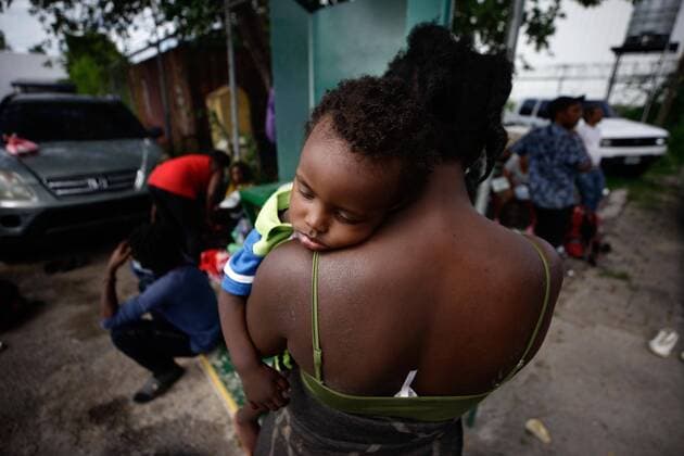 News Bilder des Tages July 16, 2021, Tegucigalpa, Tegucigalpa, Honduras: A mother loads her son to try to sleep and rest a little after a long day of travel. More than 120 migrants, mostly of Haitian origin and a smaller number of Cubans, arrived yesterday in the capital Tegucigalpa to continue their migratory journey to the United States. After entering Honduran territory, for a few hours they stopped their march at one of the offices of the National Migration Institute (INM) where they were issued a safe-conduct to be able to transit through Honduras. Tegucigalpa Honduras - ZUMAf149 20210716_zip_f149_005 Copyright: xMiloxEspinozax