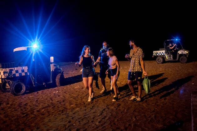 July 17, 2021, Barcelona, Spain: Revellers are removed from the beach of La Barceloneta by the police during the first day of nightly curfew reimposed in Barcelona and almost all Catalan territory to try to stop the spread of Coronavirus Delta variant. Barcelona Spain - ZUMAb137 20210717_zap_b137_001 Copyright: xJordixBoixareux