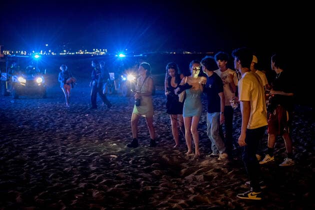 News Bilder des Tages July 17, 2021, Barcelona, Spain: Revellers are removed from the beach of La Barceloneta by the police during the first day of nightly curfew reimposed in Barcelona and almost all Catalan territory to try to stop the spread of Coronavirus Delta variant. Barcelona Spain - ZUMAb137 20210717_zap_b137_003 Copyright: xJordixBoixareux