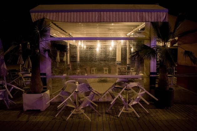 News Bilder des Tages July 17, 2021, Barcelona, Spain: A closed and empty bar terrace in La Barceloneta beach during the first day of nightly curfew reimposed in Barcelona and almost all Catalan territory to try to stop the spread of Coronavirus Delta variant. Barcelona Spain - ZUMAb137 20210717_zap_b137_009 Copyright: xJordixBoixareux