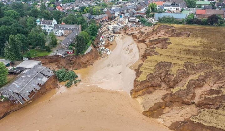 IMAGO Nature: Unsere Erde, Klimawandel, Überschwemmungen 16.07.2021 , Erftstadt - Blessem , Massiver Erdrutsch im Stadtteil Blessem in Erftstadt , Die Behörden sprechen von mehreren Todesopfern.Luftaufnahmen mit einer Drohne. *** 16 07 2021 , Erftstadt Blessem , Massive landslide in the Blessem district of Erftstadt , Authorities speak of several fatalities Aerial photos taken by a drone