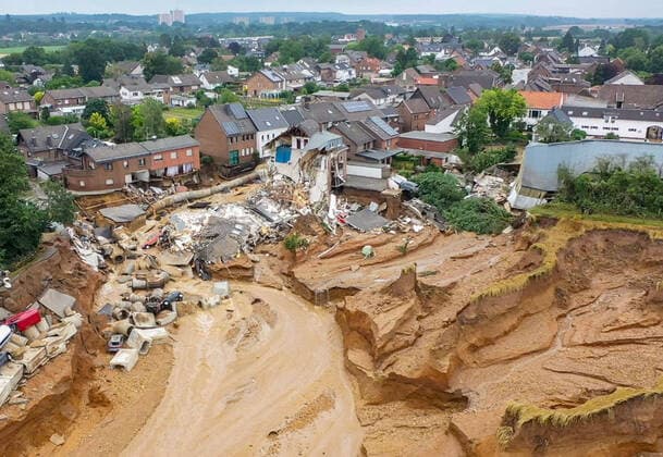 Bilder des Jahres 2021, News 07 Juli News Themen der Woche KW28 News Bilder des Tages 16.07.2021 , Erftstadt - Blessem , Massiver Erdrutsch im Stadtteil Blessem in Erftstadt , Die Behörden sprechen von mehreren Todesopfern.Luftaufnahmen mit einer Drohne. *** 16 07 2021 , Erftstadt Blessem , Massive landslide in the Blessem district of Erftstadt , Authorities speak of several fatalities Aerial photos taken by a drone