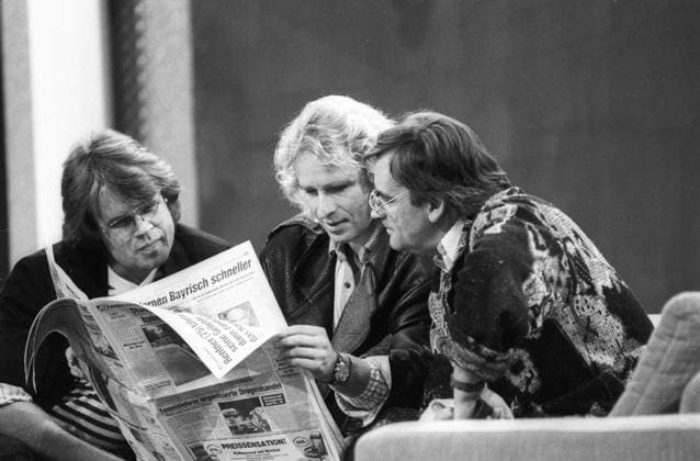 Holm Dressler, Thomas Gottschalk und Wolfgang Penk (v.li.) 10 88 hör v.li.: Holm Dressler, Thomas Gottschalk und Wolfgang Penk am 8. Oktober 1988 in Wetten, dass..? (ZDF) aus Linz Deutschland deutsch deutscher deutsche Mann Männer TV Fernsehen Autor Regisseur Produzent Moderator Moderation Kulisse Deko Show Unterhaltungschef german producer director author host presenter quer halb lächelnd sitzend neutral Zeitung lesend lesen sw *** Holm Dressler, Thomas Gottschalk and Wolfgang Penk v li 10 88 listen v li Holm Dressler, Thomas Gottschalk and Wolfgang Penk on 8 October 1988 in Wetten, dass ZDF from Linz Germany German German man men TV television author director producer presenter moderation scenery deco show entertainment head