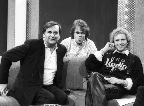 Wolfgang Penk, Holm Dressler und Thomas Gottschalk (v.li.) 02 88 ru v.li.: Wolfgang Penk, Holm Dressler und Thomas Gottschalk am 27. Februar 1988 in Wetten, dass..? (ZDF) aus Bremerhaven Deutschland deutsch deutscher deutsche Mann Männer TV Fernsehen Autor Regisseur Produzent Moderator Moderation Kulisse Deko Show Sofa Unterhaltungschef Pullover Radio RKO german producer director author host presenter quer halb lächelnd sitzend sw *** Wolfgang Penk, Holm Dressler and Thomas Gottschalk v li 02 88 ru v li Wolfgang Penk, Holm Dressler and Thomas Gottschalk on February 27, 1988 in Wetten, dass ZDF from Bremerhaven Germany German German man men TV television author director producer presenter scenery deco show sofa entertainment d