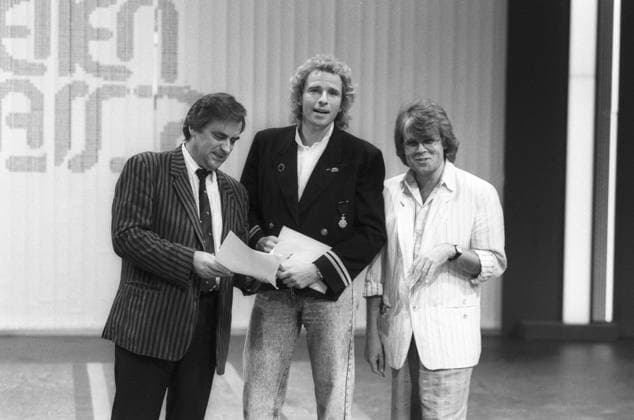 Wolfgang Penk, Thomas Gottschalk und Holm Dressler (v.li.) 09 87 ru v. li.: Wolfgang Penk, Holm Dressler und Thomas Gottschalk am 26. September 1987 bei Wetten, dass..? (ZDF) aus Hof Deutschland deutsch deutscher deutsche Mann Männer TV Fernsehen Autor Regisseur Produzent Moderator Moderation Kulisse Show Logo Deko german producer director author host presenter quer halb lächelnd sprechend gestikulierend neutral stehend sw *** Wolfgang Penk, Thomas Gottschalk and Holm Dressler v li 09 87 ru v li Wolfgang Penk, Holm Dressler and Thomas Gottschalk on 26 September 1987 at Wetten, dass ZDF from Hof Germany German German man men TV television author director producer presenter moderation scenery show logo deco German producer direc