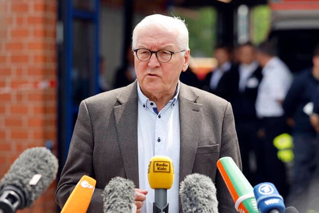Bilder des Jahres 2021, News 07 Juli News Themen der Woche KW28 News Bilder des Tages Frank-Walter Steinmeier beim Besuch von Bundespräsident Frank-Walter Steinmeier und Ministerpräsident Armin Laschet in der Feuerwehrleitzentrale des Rhein-Erft-Kreises in Erftstadt im Rhein-Erft-Kreis. Die Politiker wollen sich ein Bild von der Lage in der besonders von Hochwasser betroffenen Region machen. Erftstadt, 17.07.2021 *** Federal President Frank Walter Steinmeier and Minister President Armin Laschet visit the fire brigade control centre of the Rhein Erft district in Erftstadt in the Rhein Erft district The politicians want to get a picture of the situation in the region, which was particularly affected by flooding Erftstadt, 17 07 2021 Foto:xC.xHardtx xFuturexImage